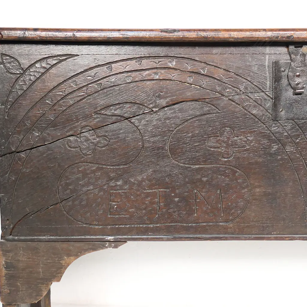A 17thC oak coffer, Image 1++