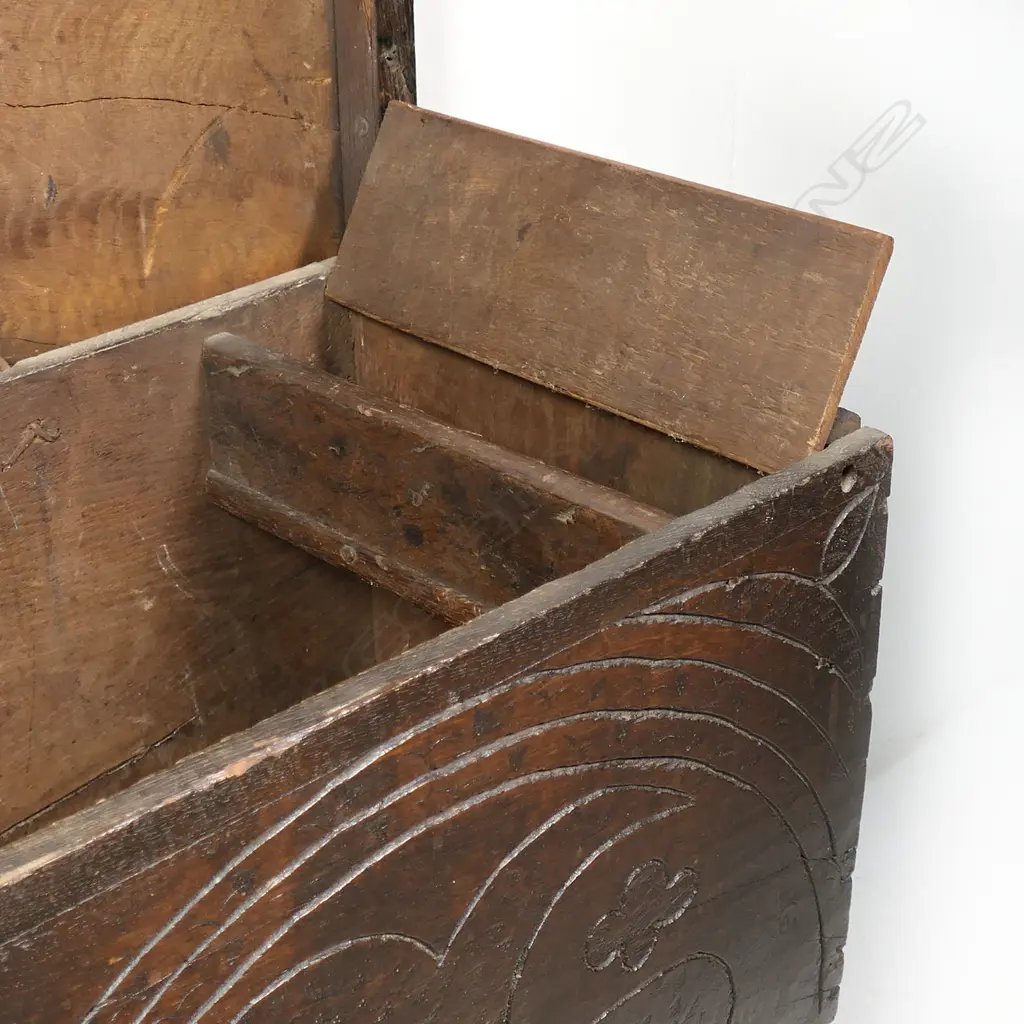 A 17thC oak coffer, Image 1++