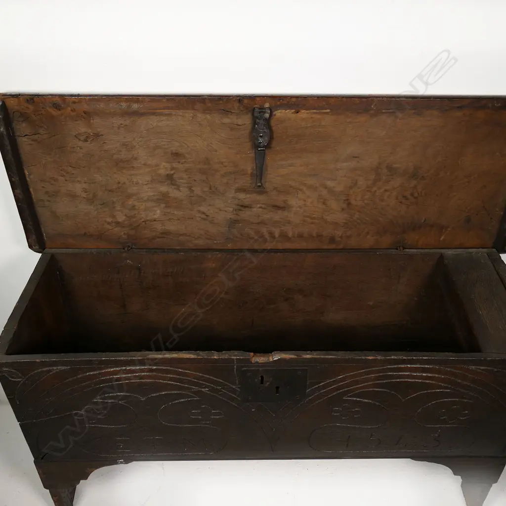 A 17thC oak coffer, Image 1++