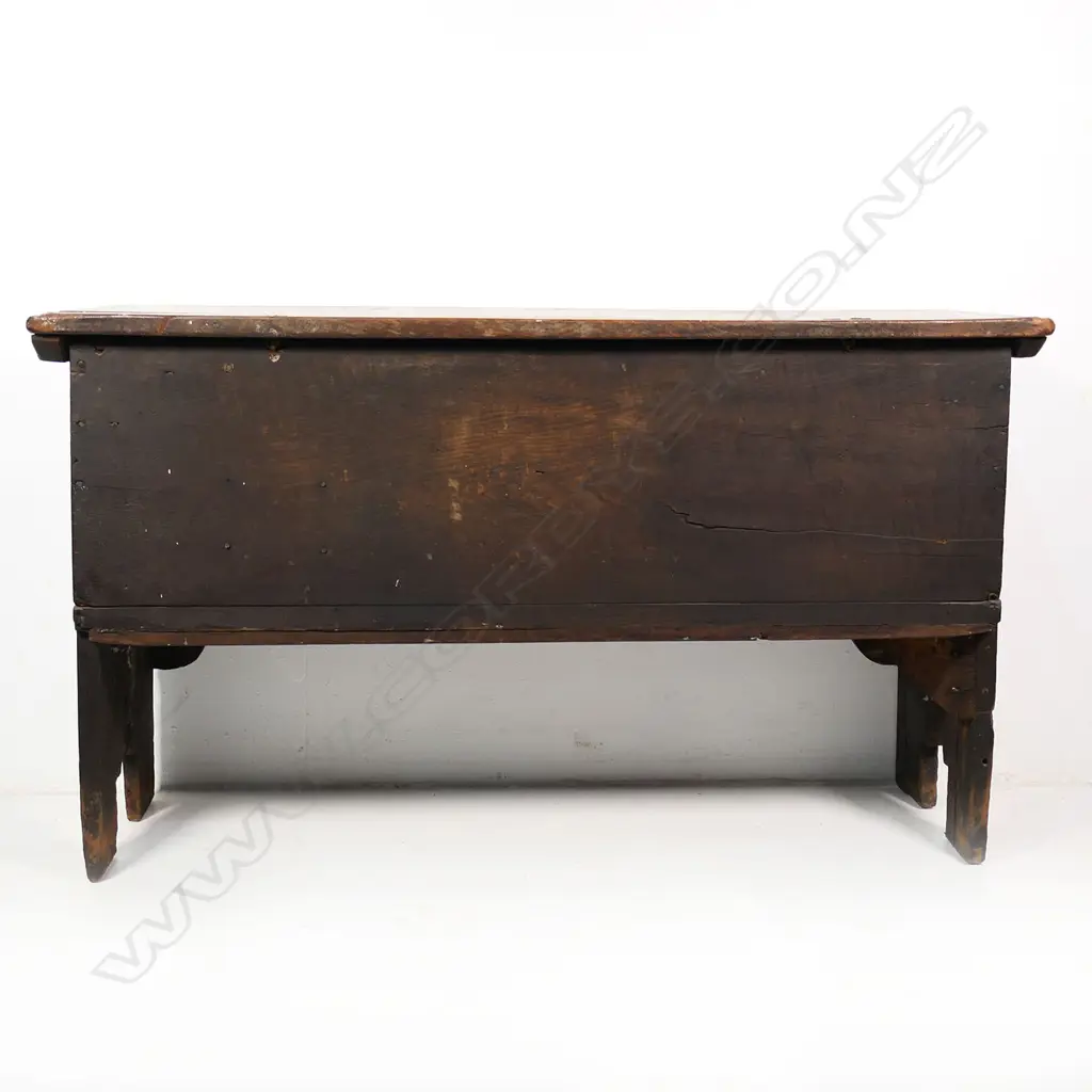 A 17thC oak coffer, Image 1++