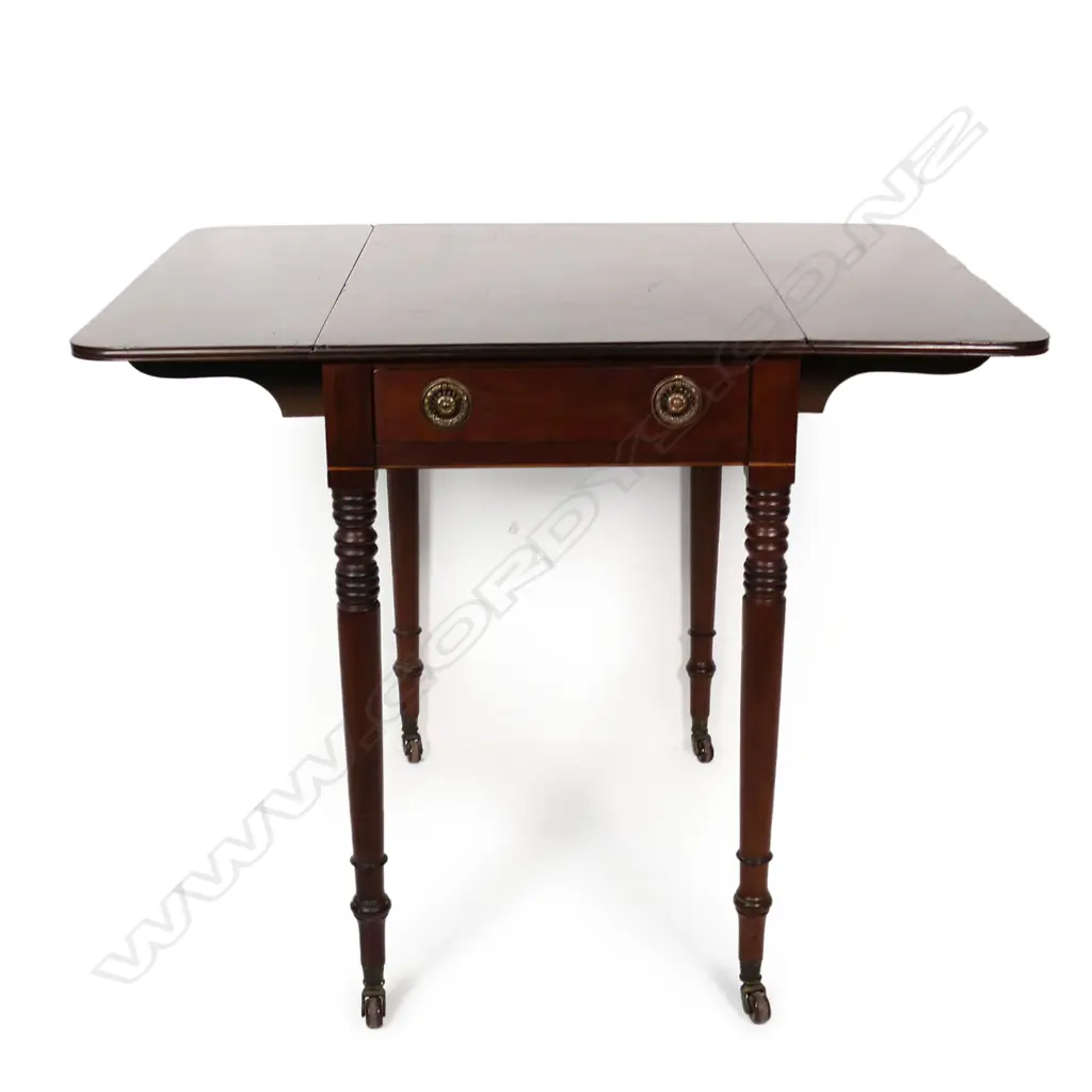 A George III mahogany drop leaf Pembroke table, Image 1++