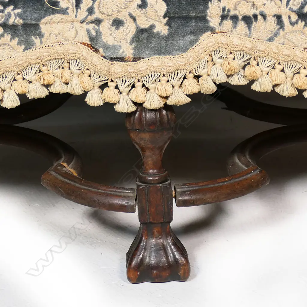 A William and Mary style elegant settee, Image 1++