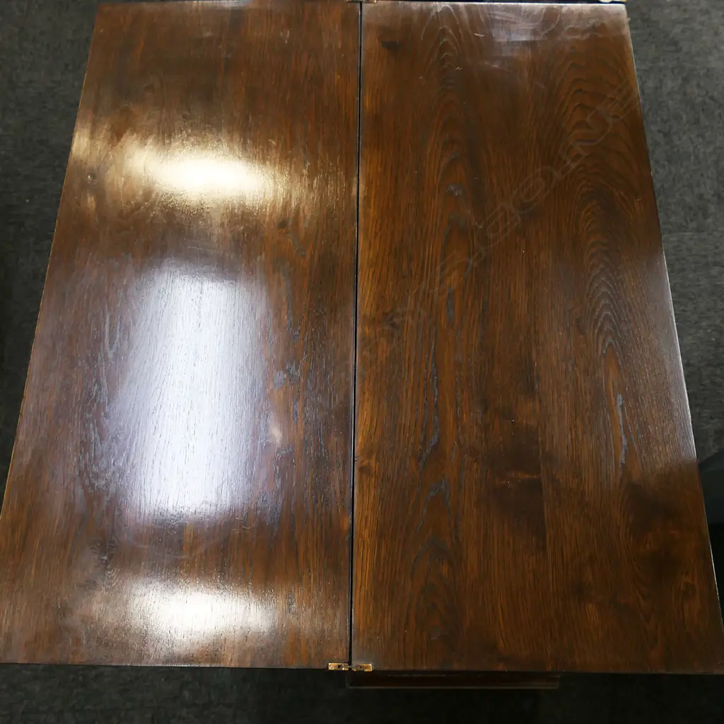 An 18thC Georgian oak bachelor's chest, Image 1++