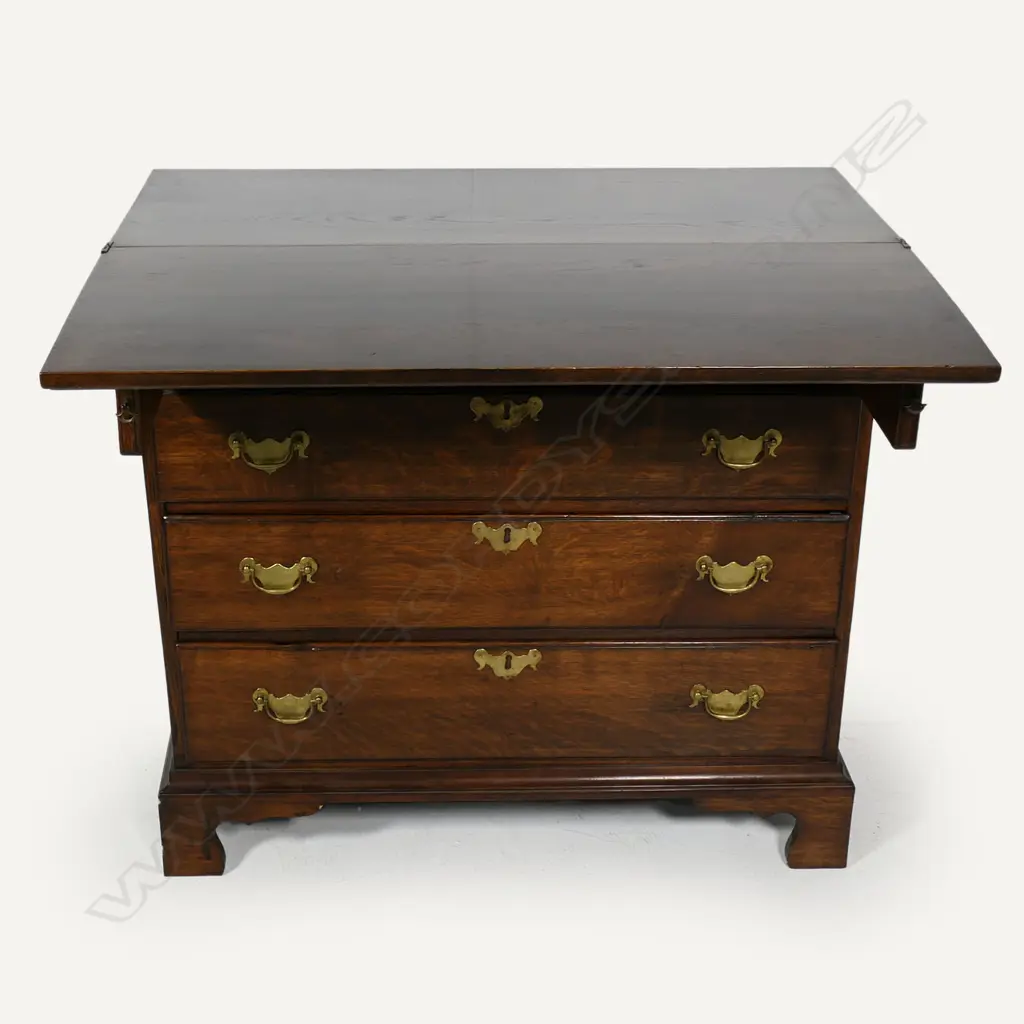An 18thC Georgian oak bachelor's chest, Image 1++