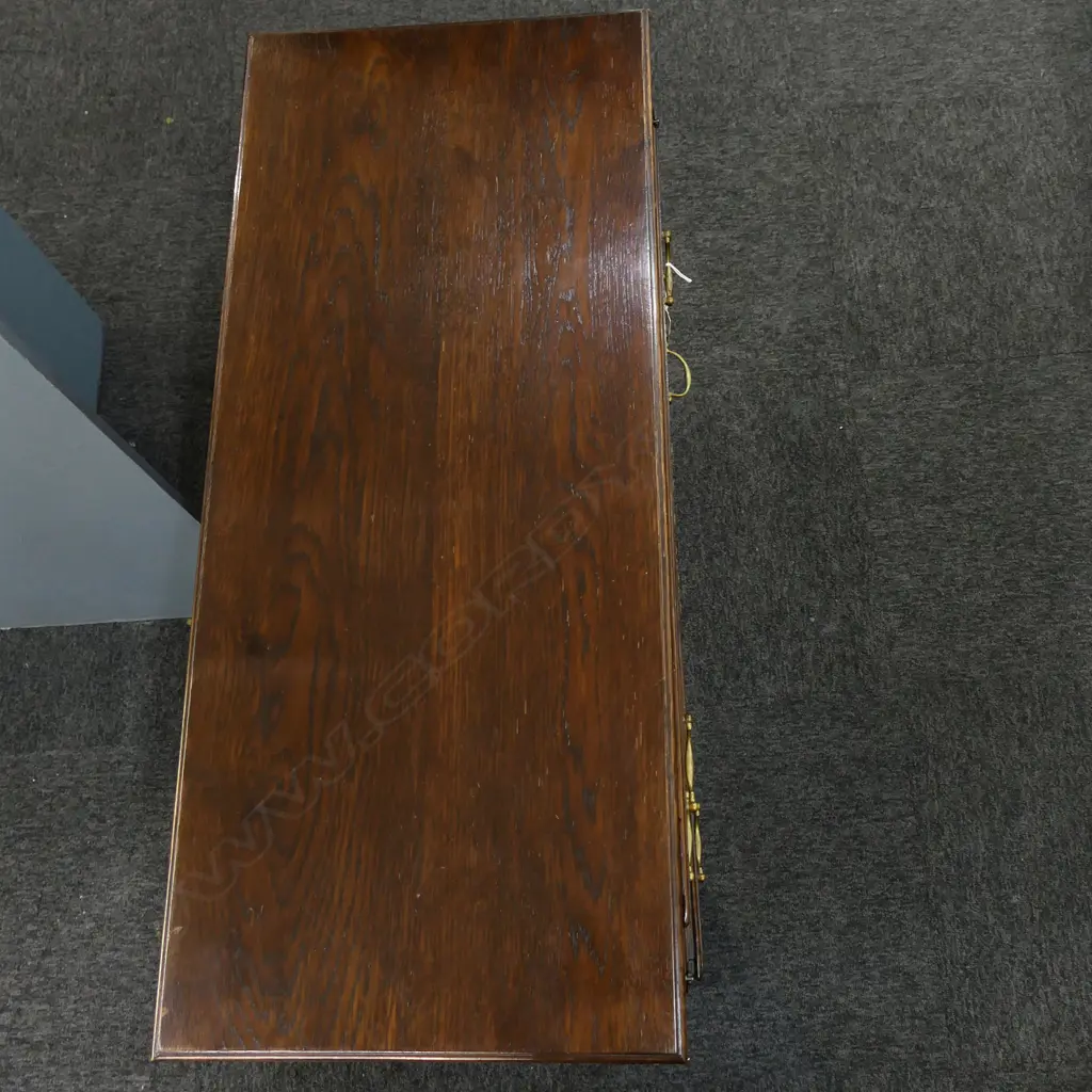 An 18thC Georgian oak bachelor's chest, Image 1++