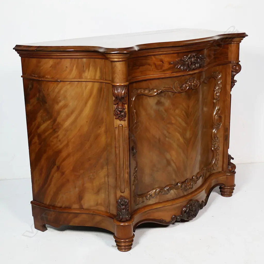 A Victorian style mahogany side cabinet, Image 1++