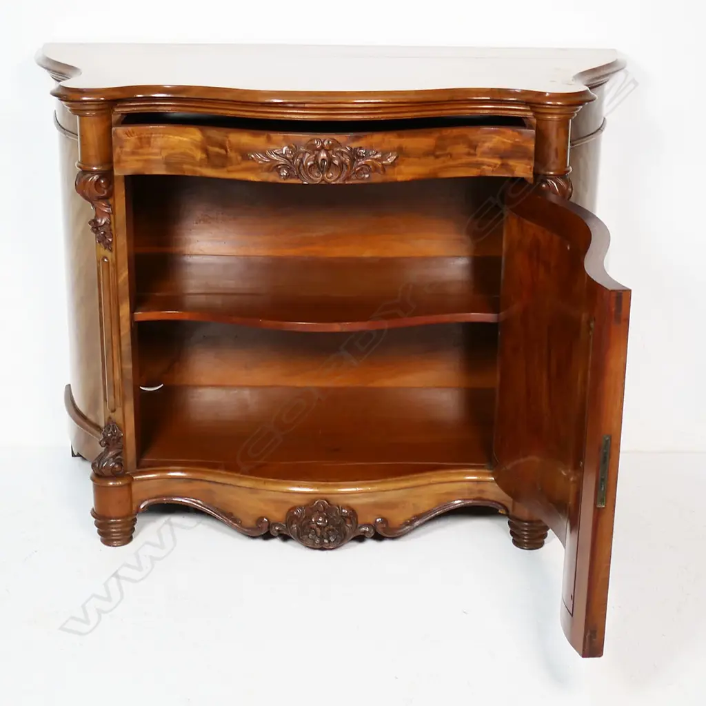 A Victorian style mahogany side cabinet, Image 1++