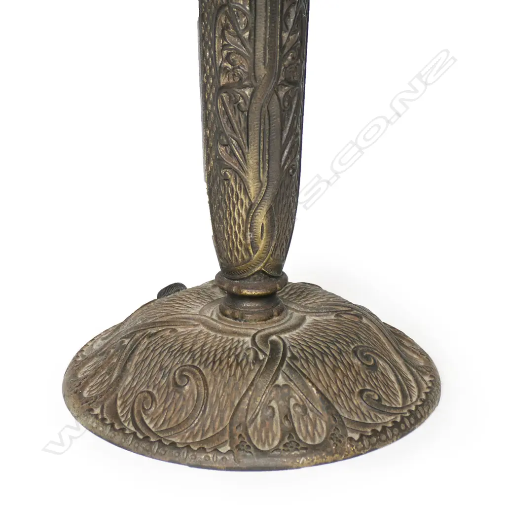 An early 20thC decorative spelter and slag glass table lamp, Image 1++