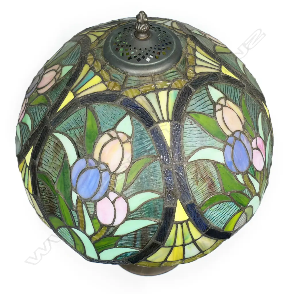 A Tiffany style table lamp, Image 1++