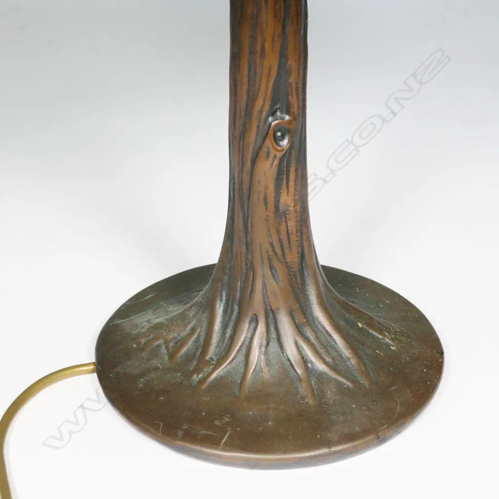 A Tiffany style table lamp, Image 1++