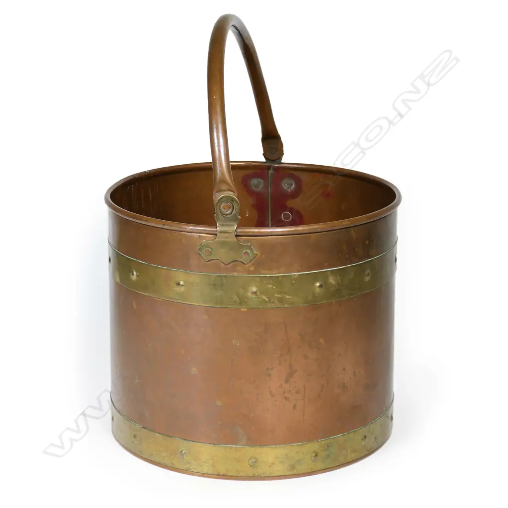 A large vintage copper bucket, Image 1++