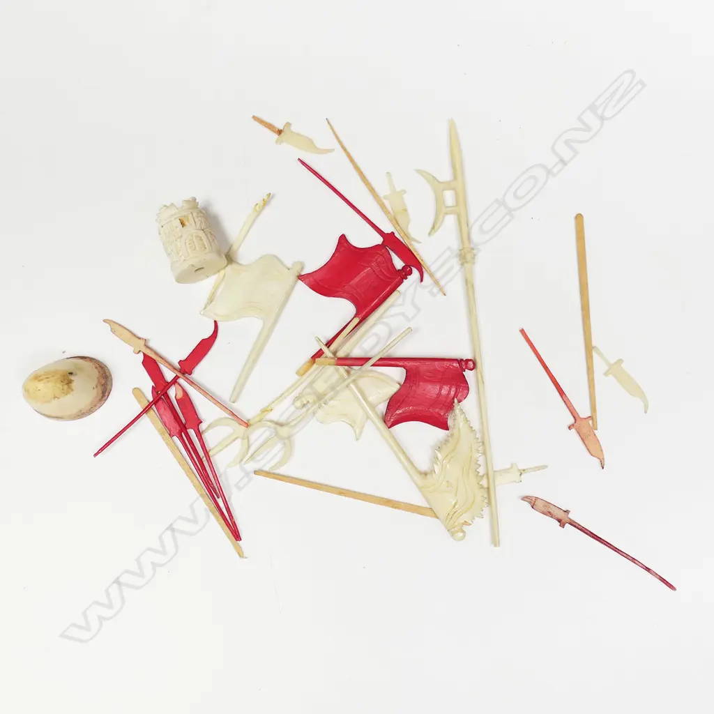 A 19thC Chinese finely carved ivory chess set, Image 1++