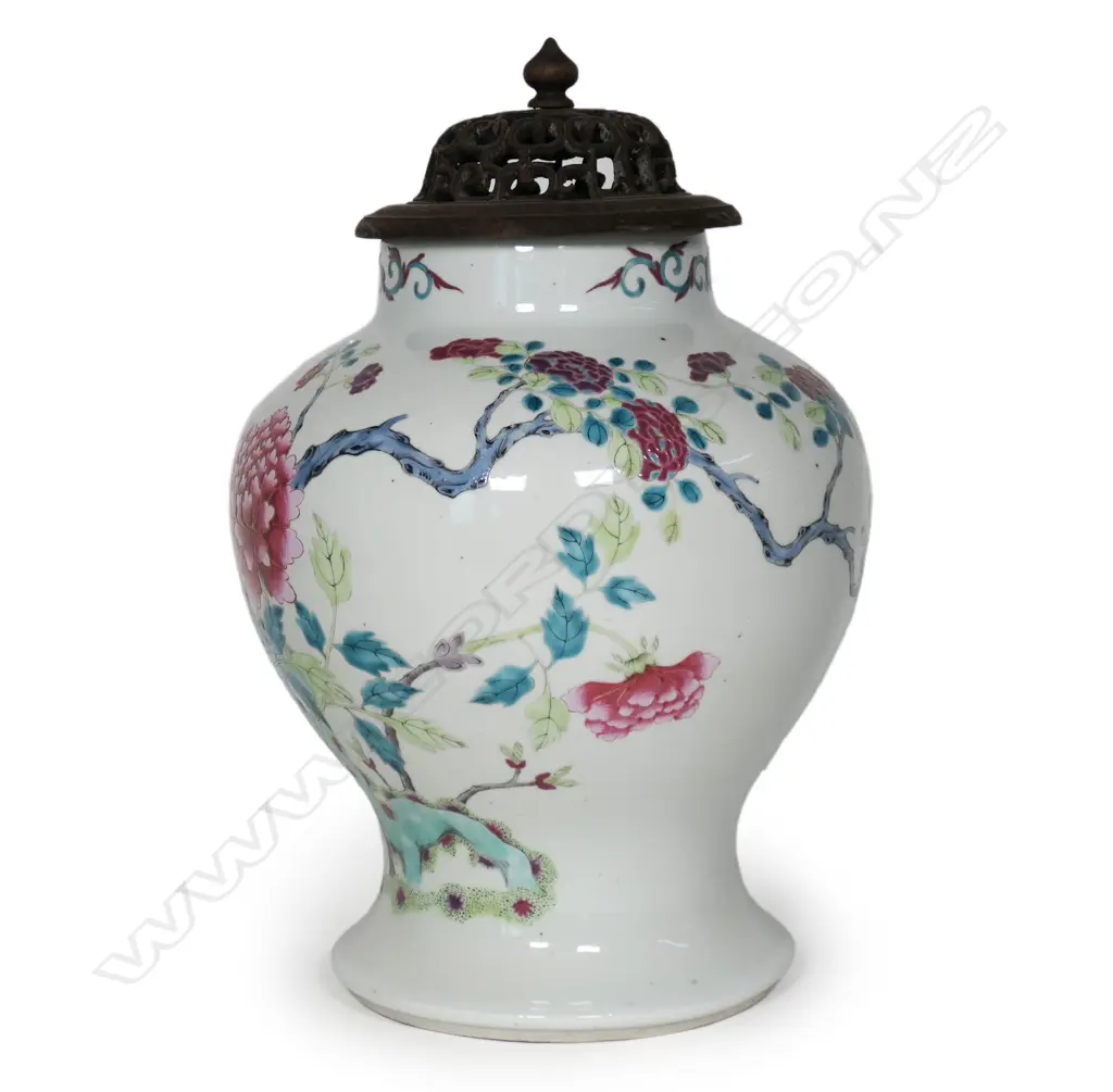 A 19thC Chinese famille rose temple jar, Image 1++