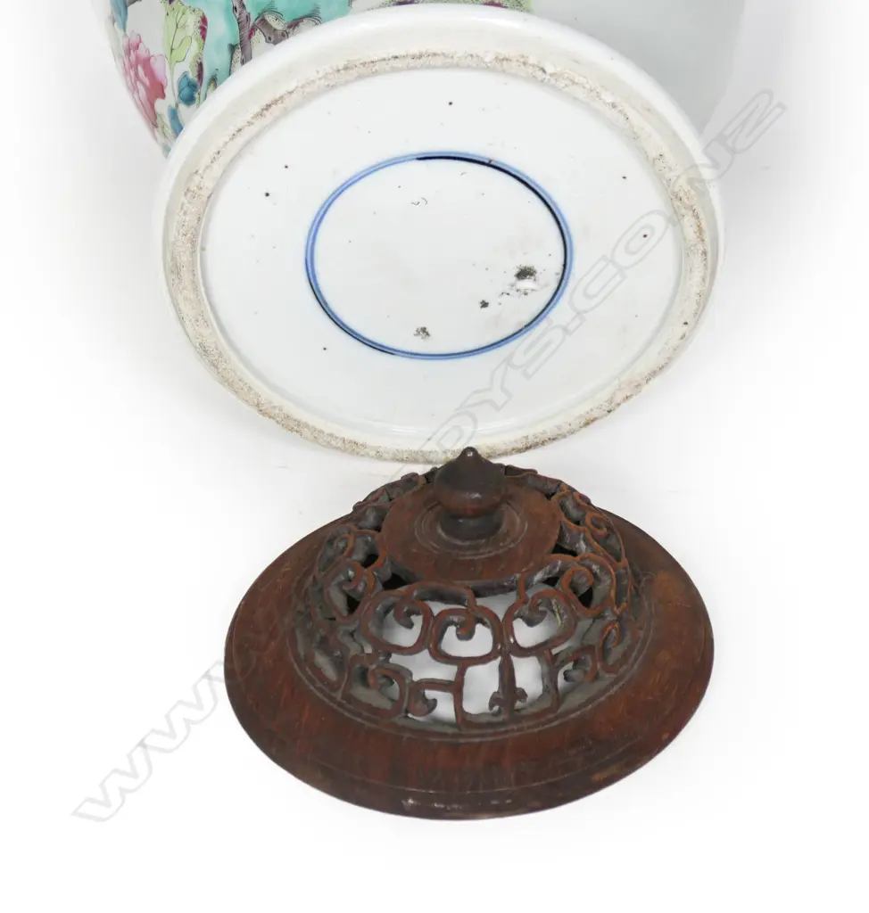 A 19thC Chinese famille rose temple jar, Image 1++