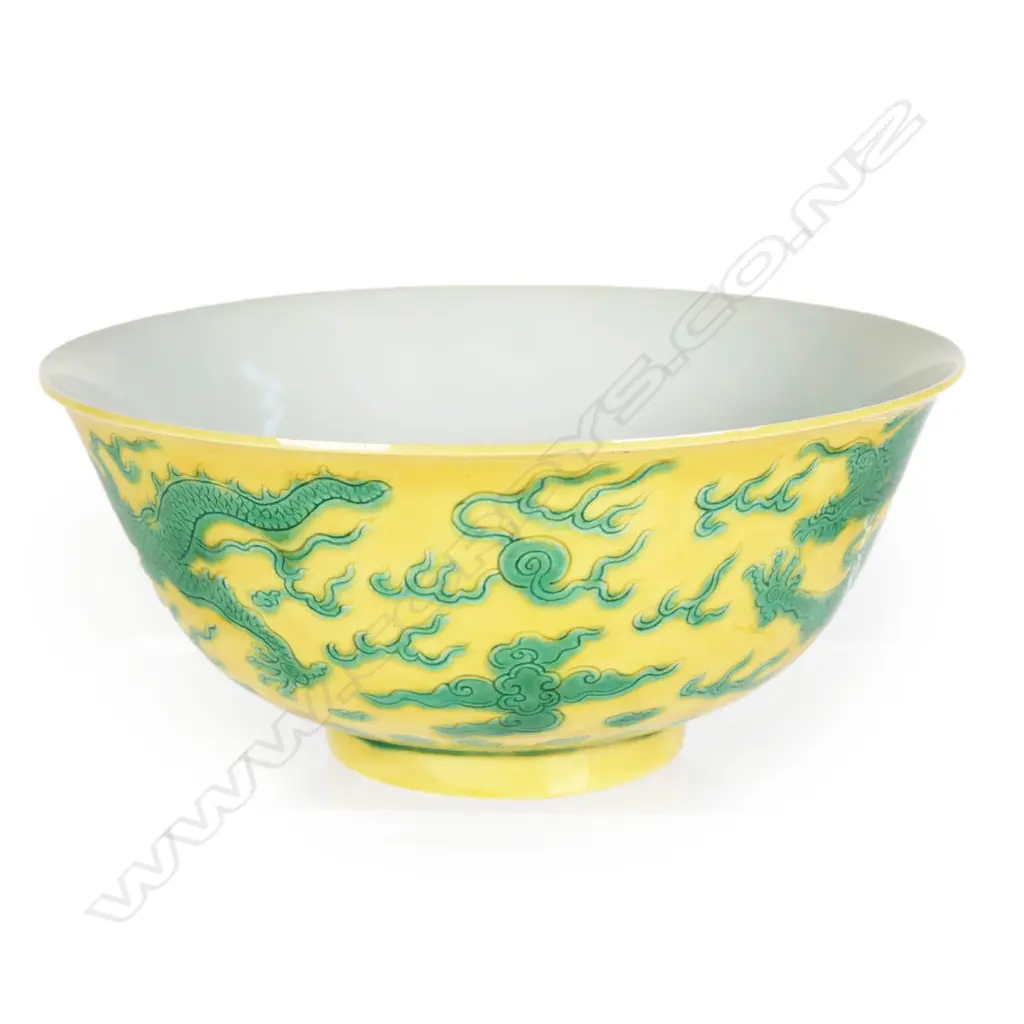 A Chinese porcelain green dragon on yellow bowl, Image 1++