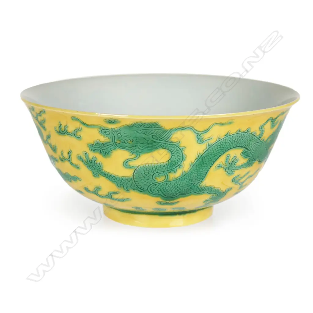 A Chinese porcelain green dragon on yellow bowl, Image 1++