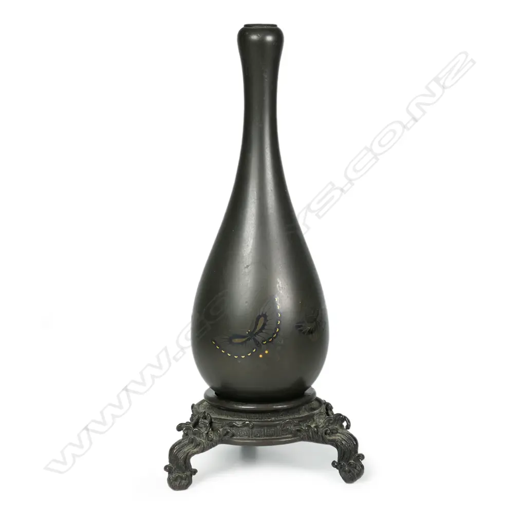 A fine Oriental bronze vase, Image 1++