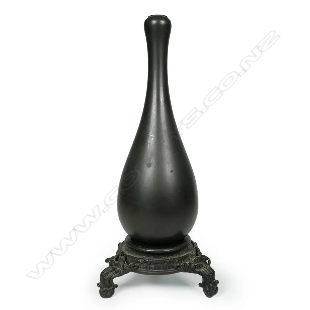 A fine Oriental bronze vase, Image 1++