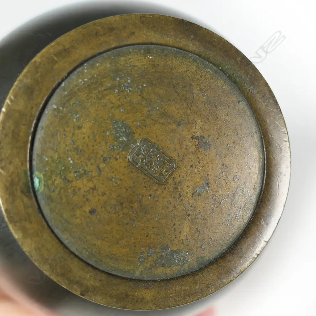 A fine Oriental bronze vase, Image 1++