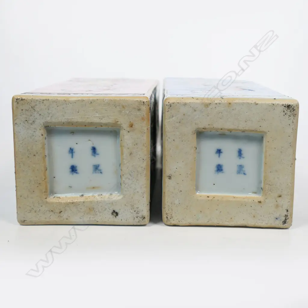 A pair of Nyonya style vases, Image 1++