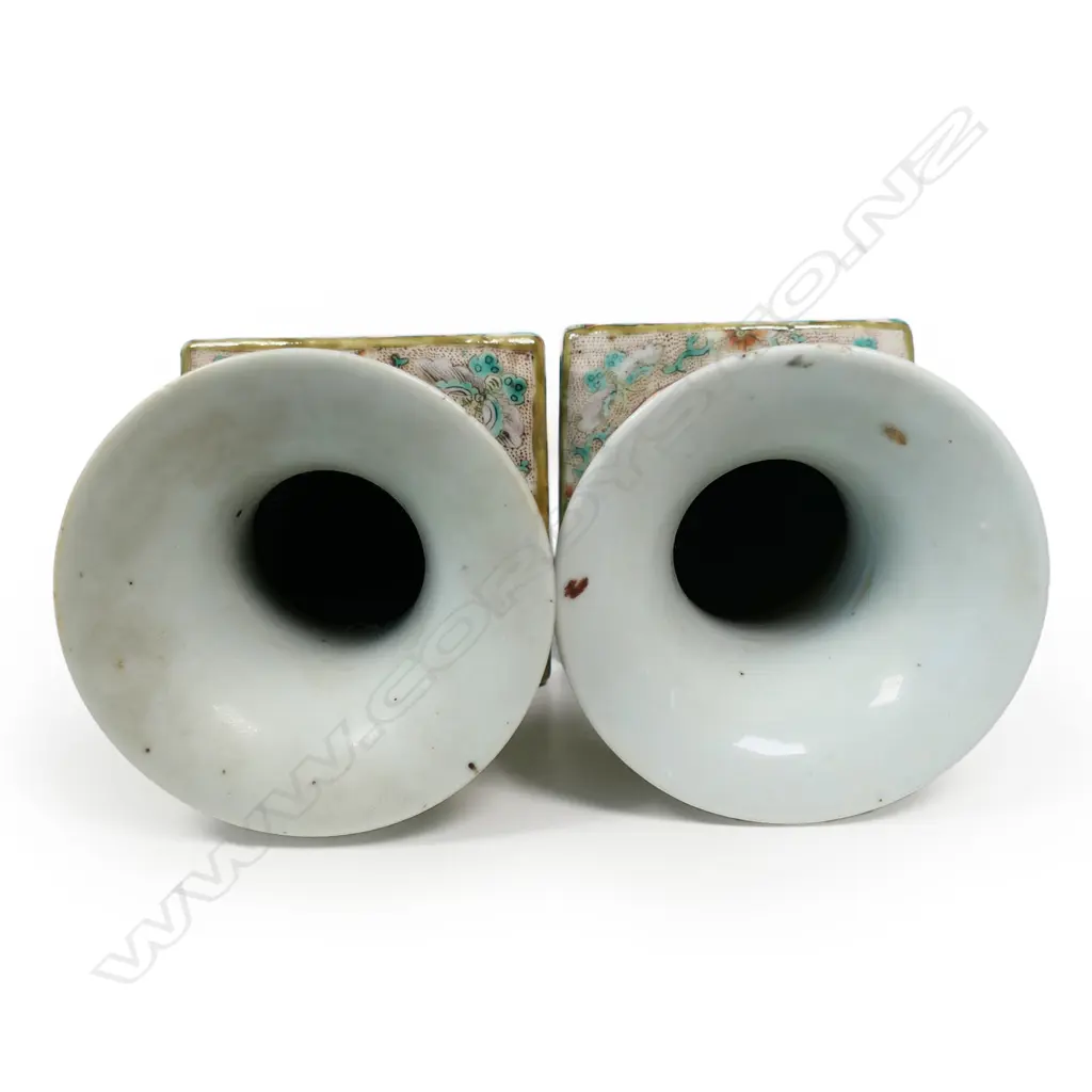 A pair of Nyonya style vases, Image 1++