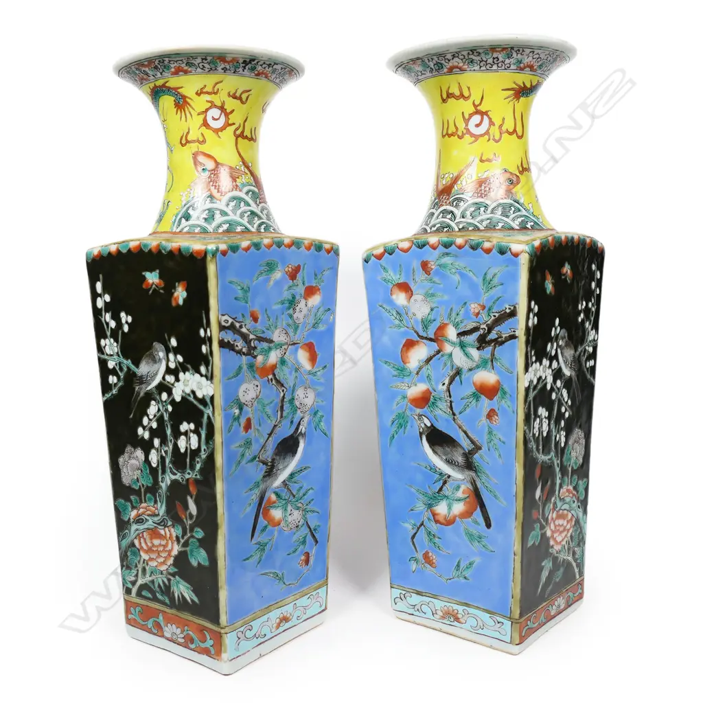 A pair of Nyonya style vases, Image 1++