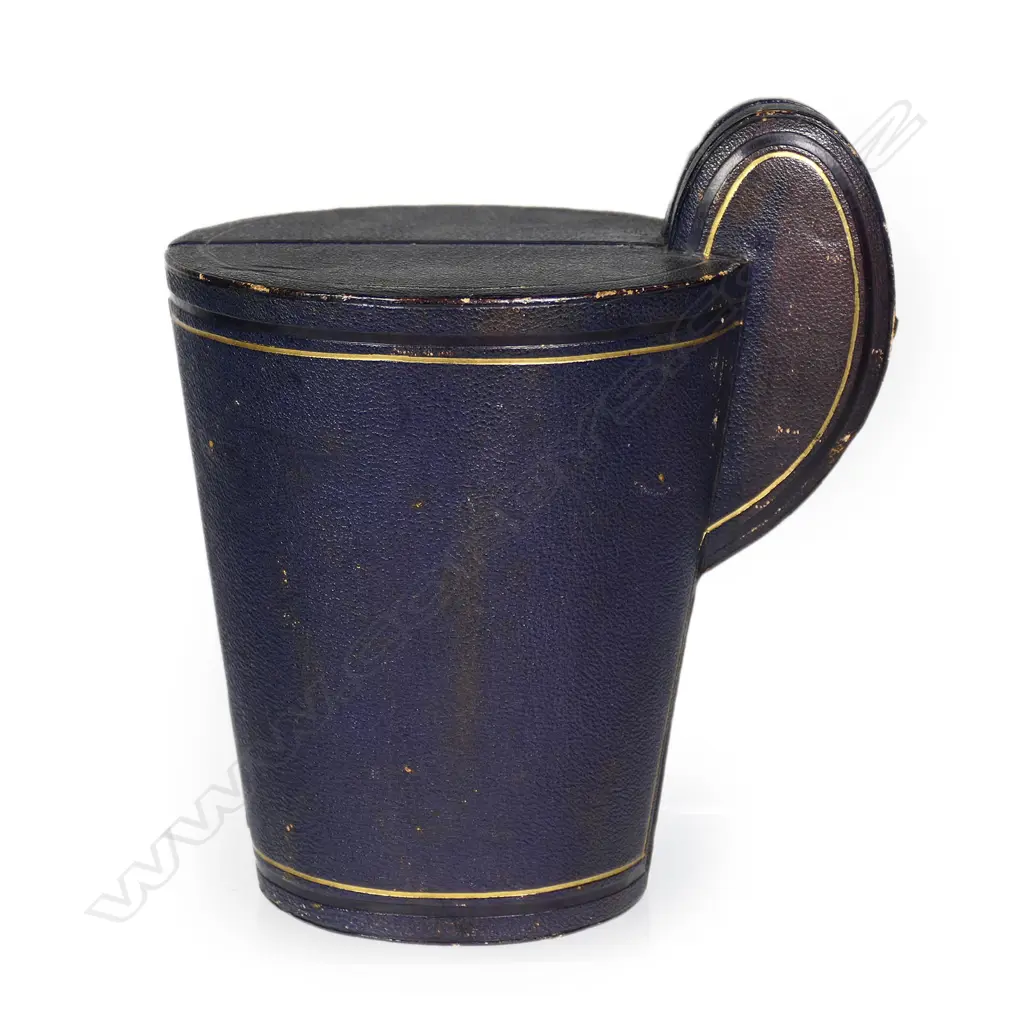 A French Charles X silver gilt vermeil cup in case, Image 1++