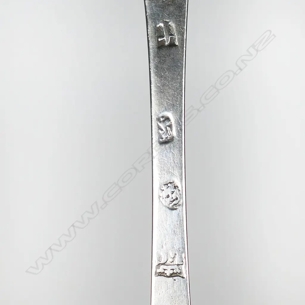 A rare William & Mary silver Trefid spoon, Image 1++