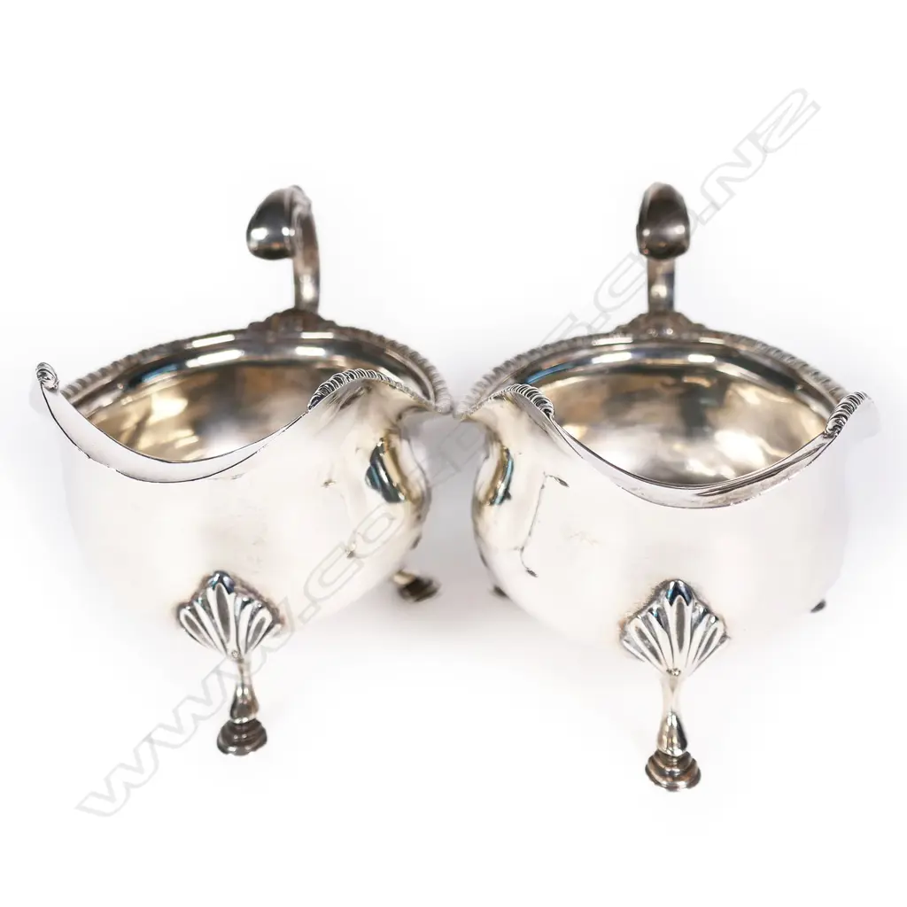 A pair of early 20thC silver sauce boats, Image 1++