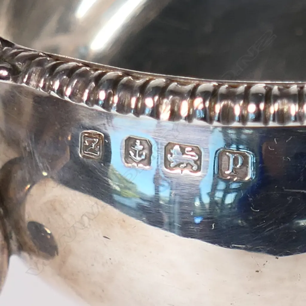 A pair of early 20thC silver sauce boats, Image 1++