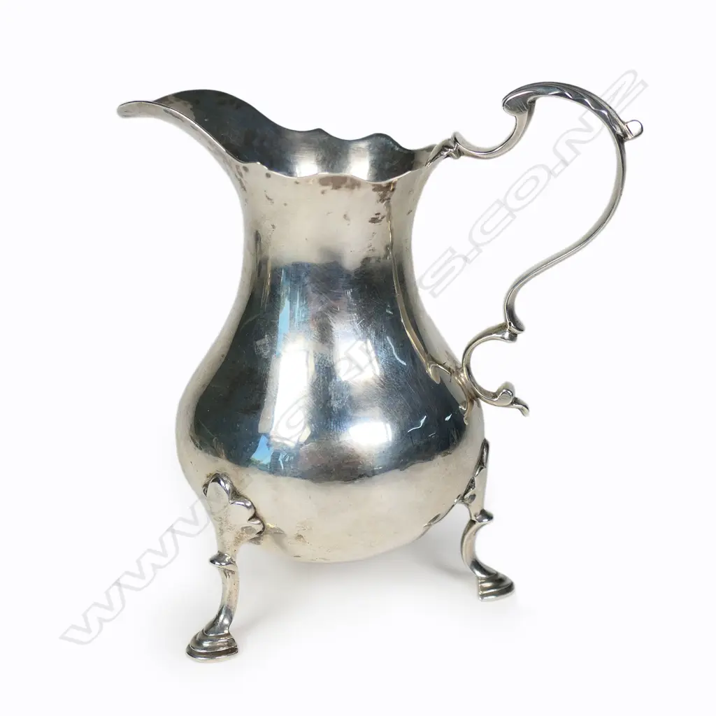 A George III silver creamer, Image 1++