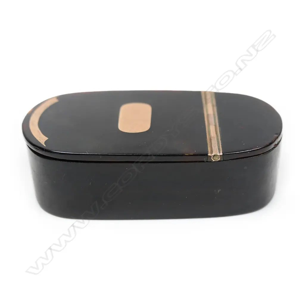 A small 19thC tortoiseshell and rose gold snuff box, Image 1++