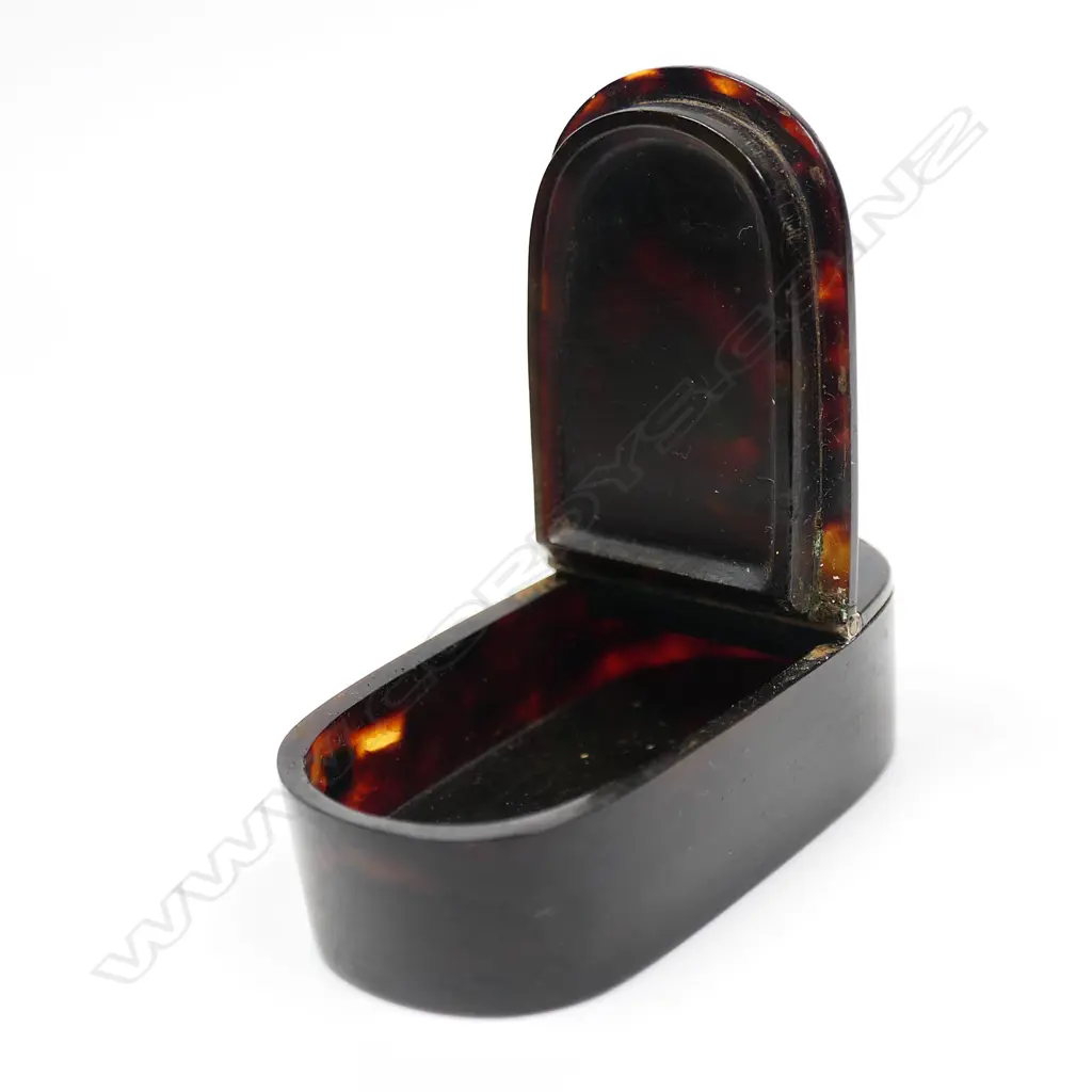 A small 19thC tortoiseshell and rose gold snuff box, Image 1++