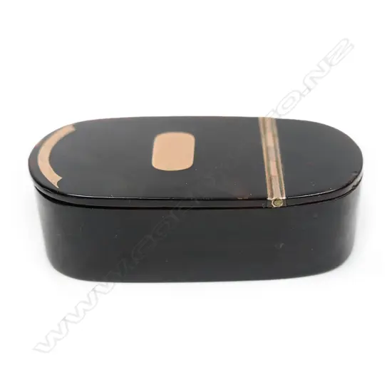 A small 19thC tortoiseshell and rose gold snuff box,
