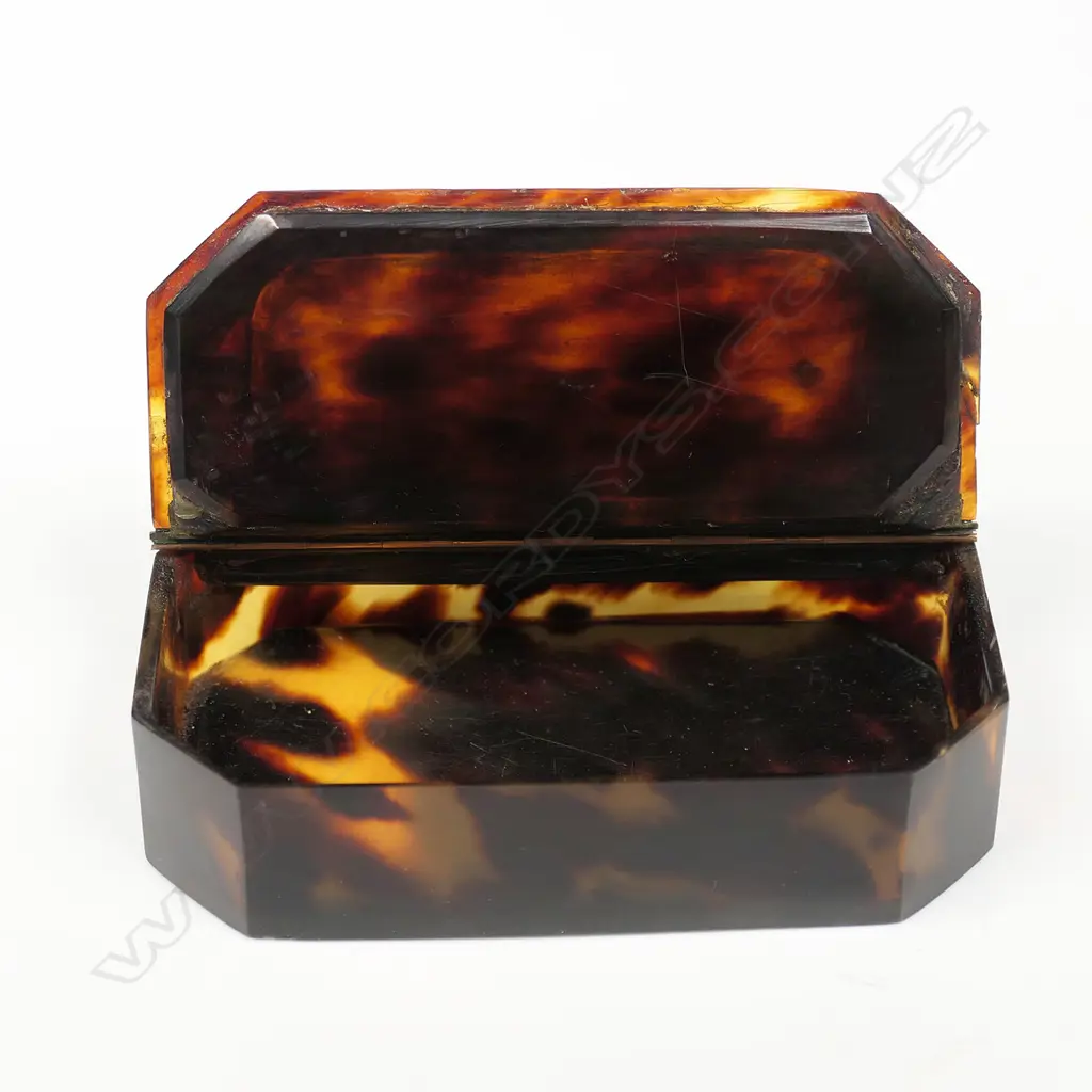 A Georgian tortoiseshell and gold snuff box, Image 1++