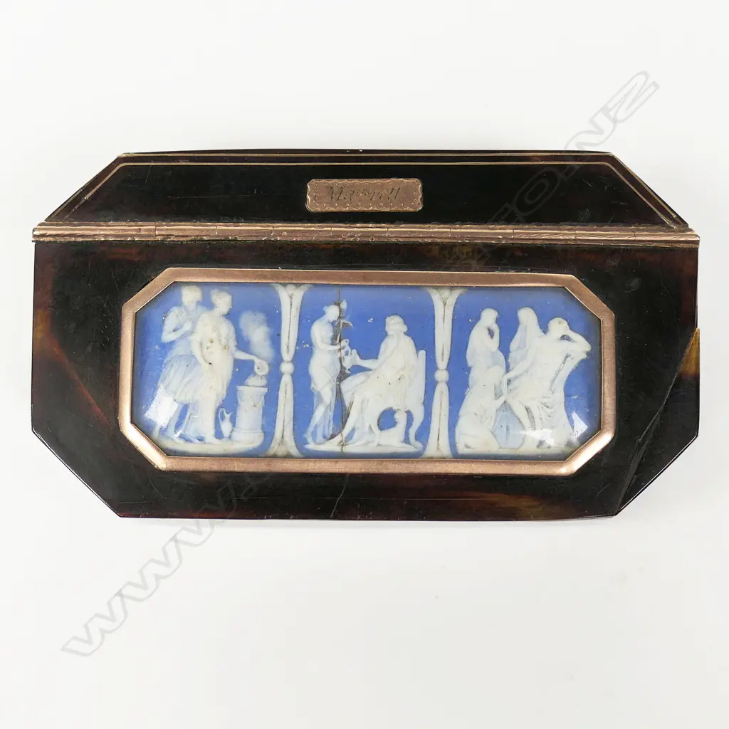 A Georgian tortoiseshell and gold snuff box, Image 1++