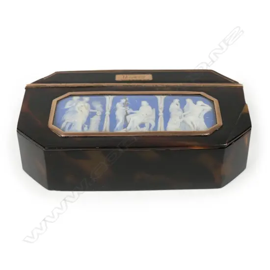 A Georgian tortoiseshell and gold snuff box,