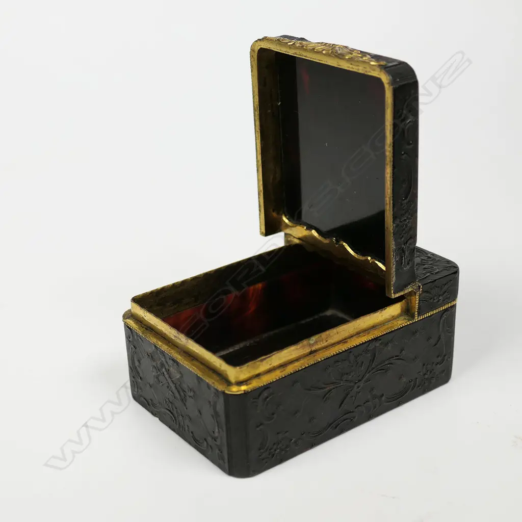 An unusual Georgian pressed tortoiseshell and gilt snuff box, Image 1++