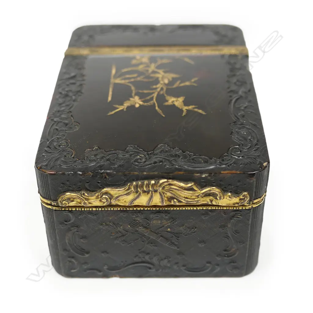 An unusual Georgian pressed tortoiseshell and gilt snuff box, Image 1++