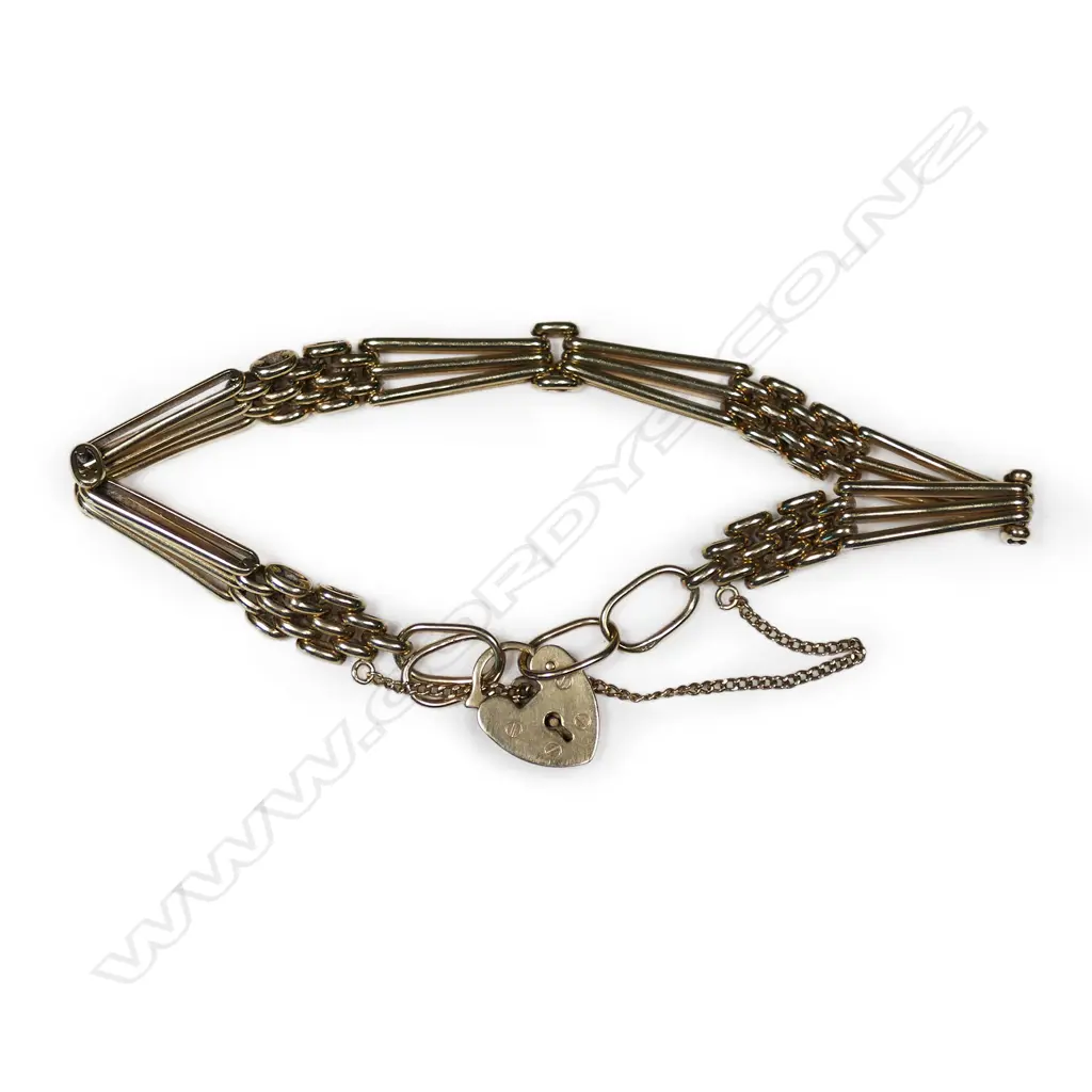 A 9ct yellow gold gate link bracelet, Image 1++