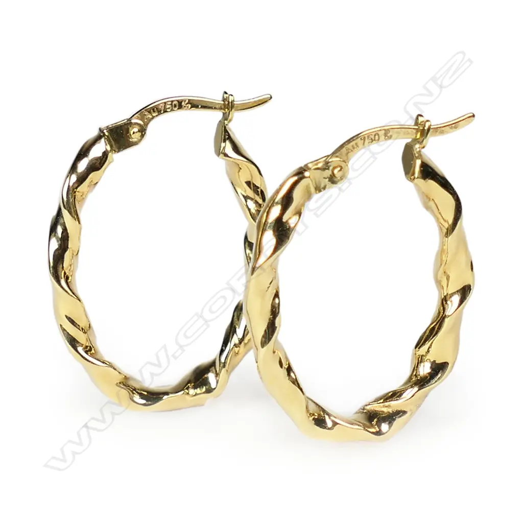 A pair of 18ct yellow gold earrings, Image 1++