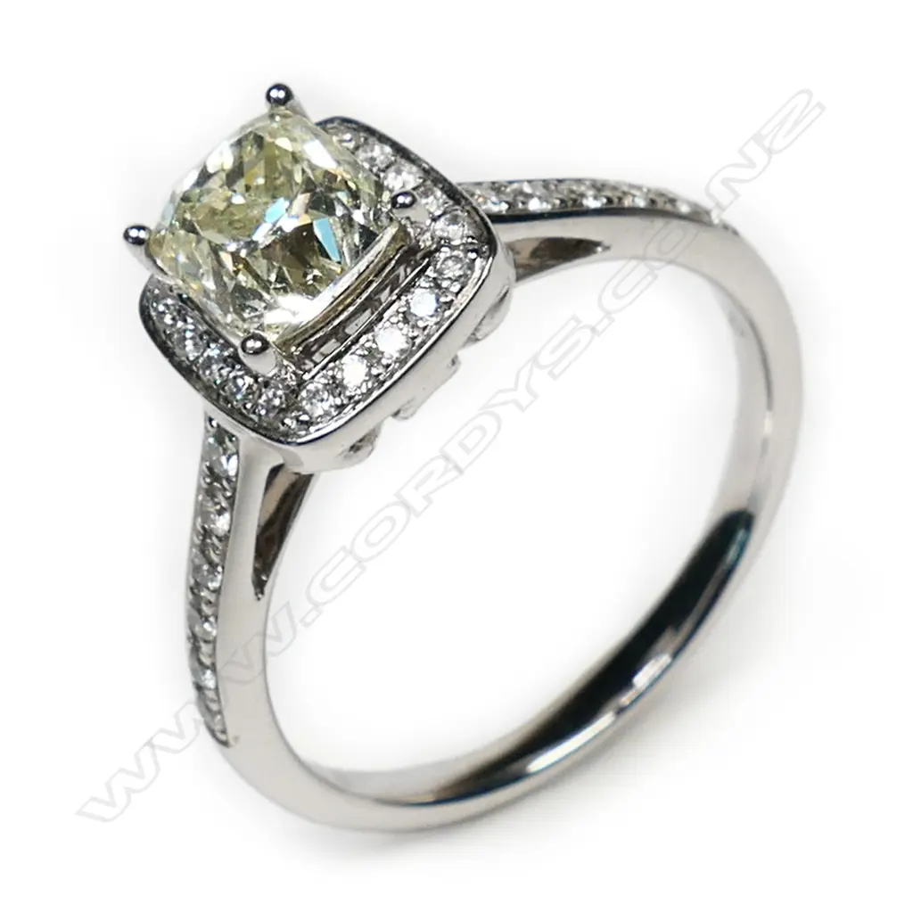 An 18ct diamond cluster ring, Image 1++