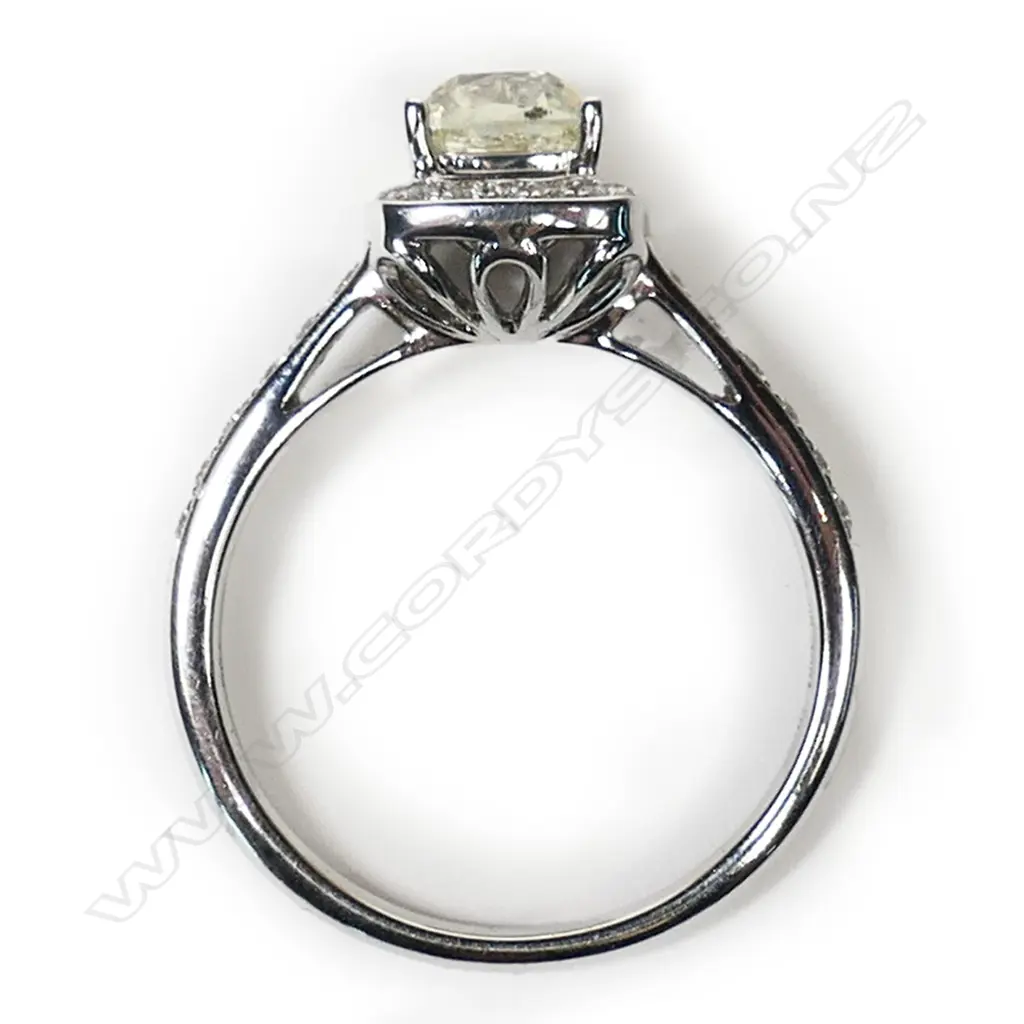 An 18ct diamond cluster ring, Image 1++