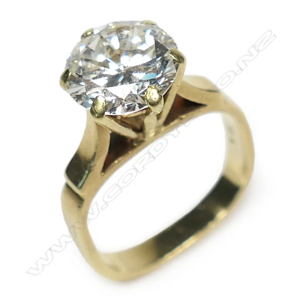 An 18ct gold and diamond solitaire ring, Image 1++