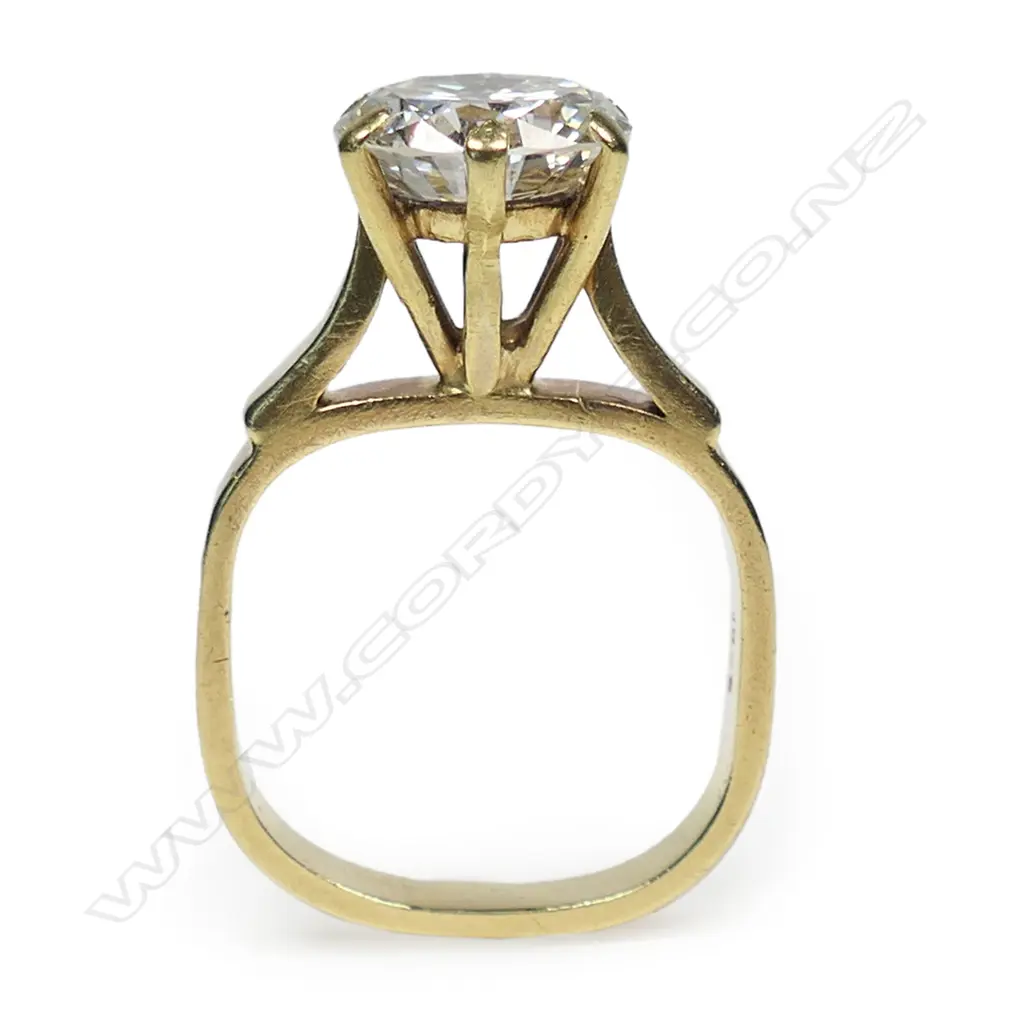 An 18ct gold and diamond solitaire ring, Image 1++