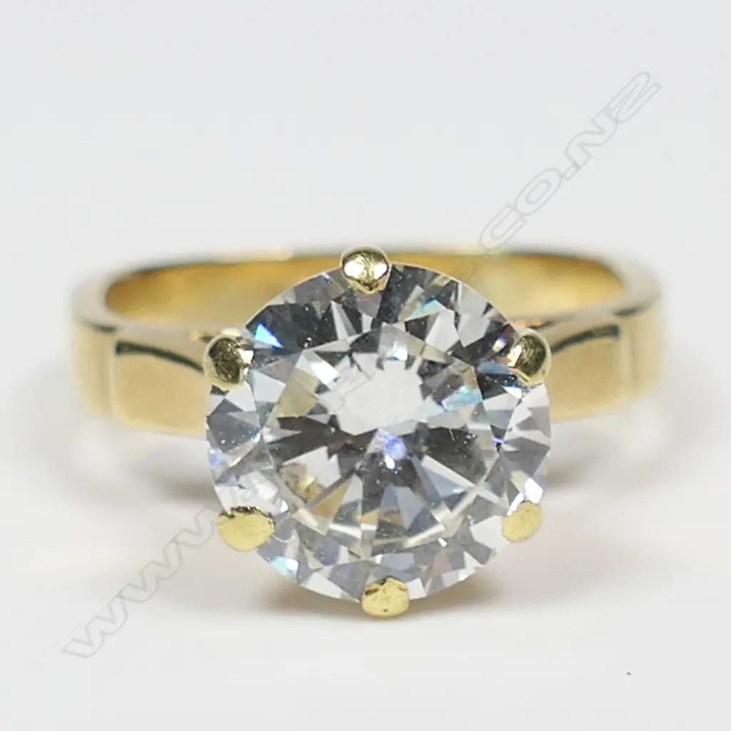 An 18ct gold and diamond solitaire ring, Image 1++