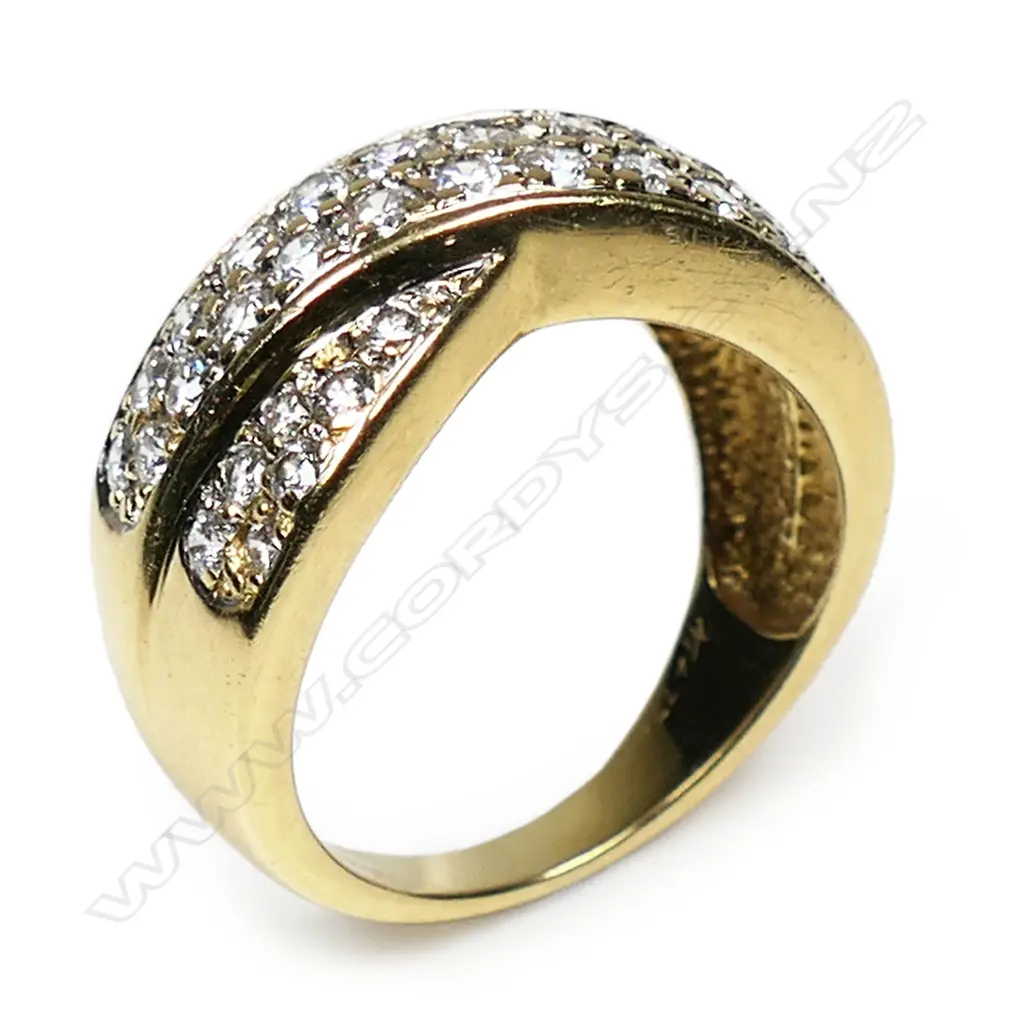 An 18ct gold and diamond dress ring, Image 1++