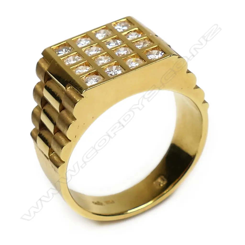 An 18ct gold gent's diamond dress ring, Image 1++
