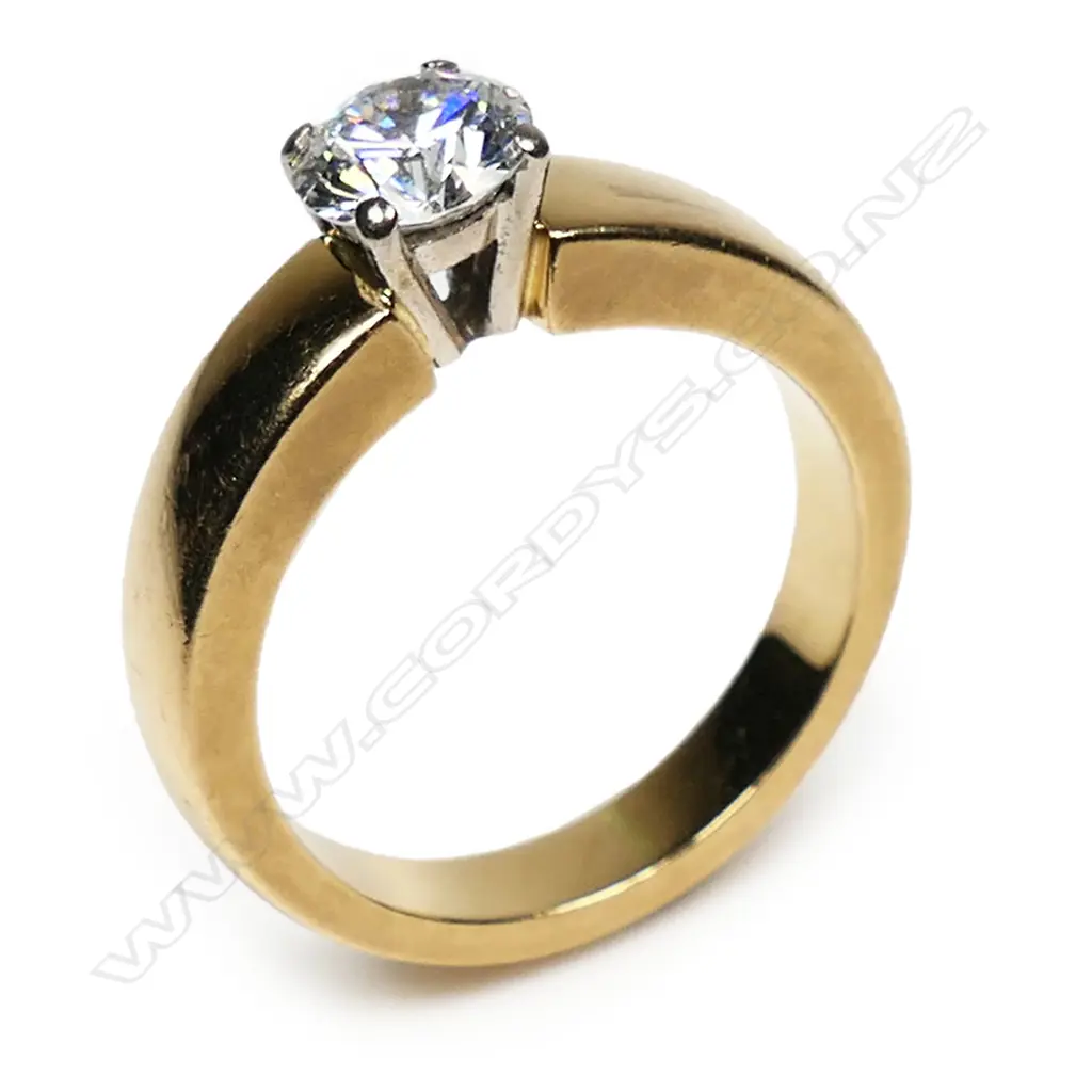 An 18ct yellow gold diamond solitaire ring, Image 1++