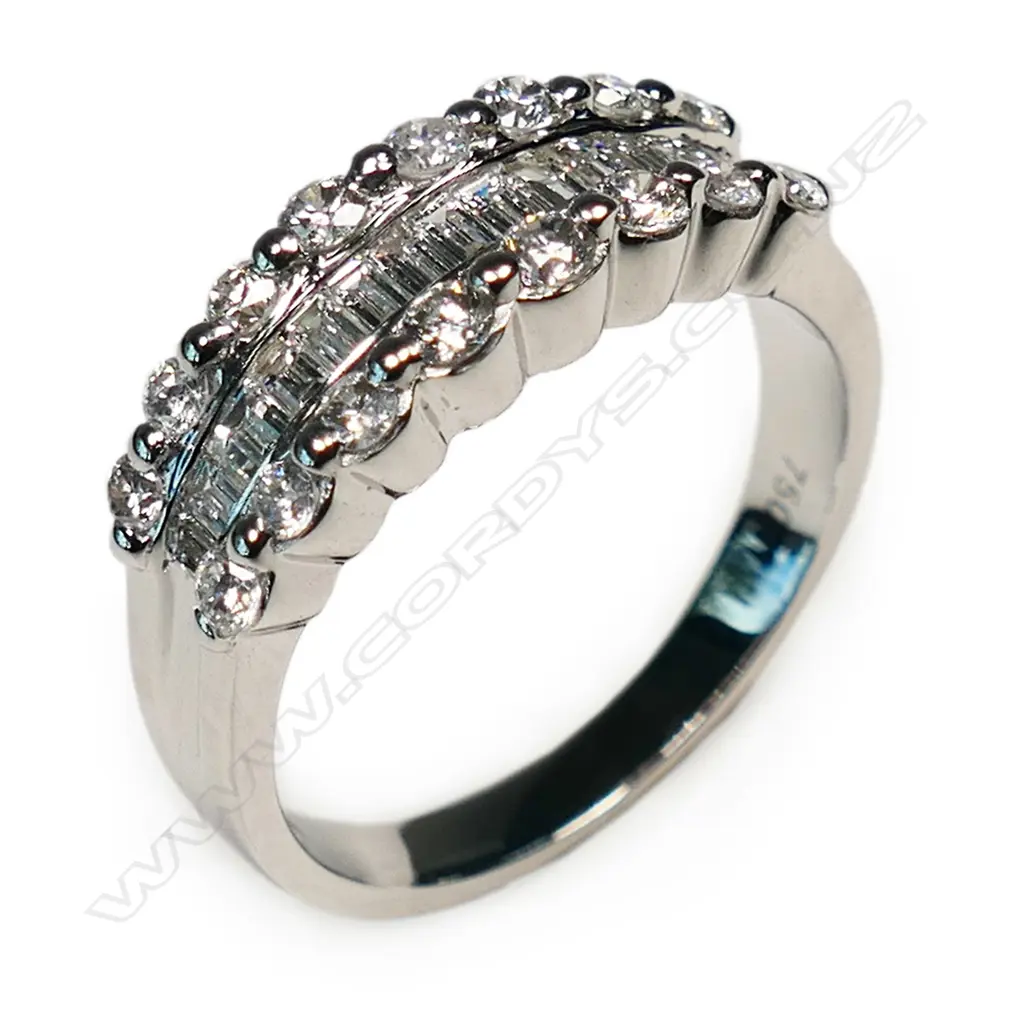 An 18ct white and yellow gold multi diamond ring, Image 1++